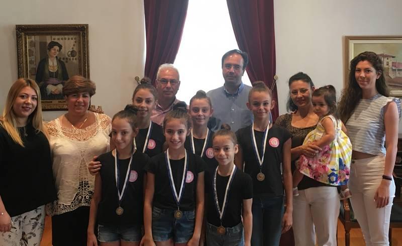 Αθλήτριες της Ρυθμικής Γυμναστικής του ΑΟΡΓ Βέροιας στο Δήμαρχο Βέροιας
