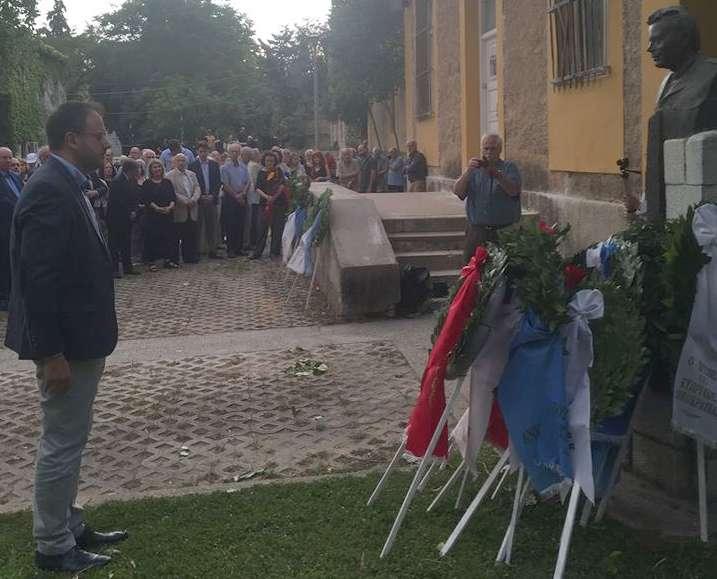 Κατάθεση στεφάνου στην προτομή του Σπύρου Μουστακλή από τον Θανάση Θεοχαρόπουλο