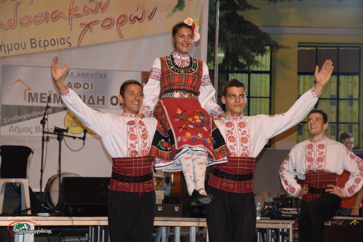 3ο Φεστιβάλ Παραδοσιακών Χορών: Συρτάκι από τους Ούγρους, μπαλωθιές από τους Σουλιώτες στον Άγιο Γεώργιο (φωτό, βίντεο)