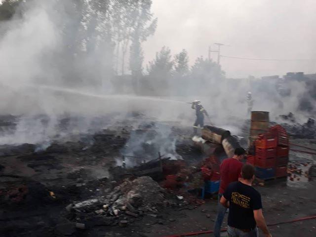 Πυρκαγιά σε συσκευαστήριο στον Άγιο Γεώργιο (φωτογραφίες, βίντεο)