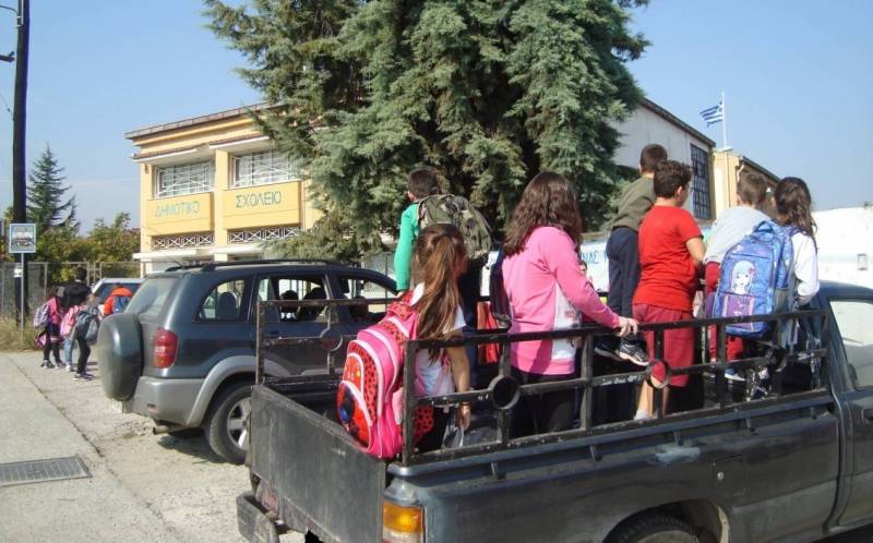 Μαθητές μεταφέρονται στο σχολείο πάνω σε καρότσα
