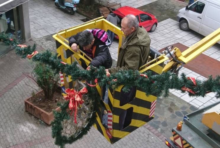 Φοράει τα γιορτινά της η αγορά της Βέροιας