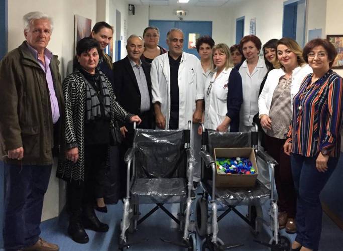 Η Εύξεινος Λέσχη Χαρίεσσας παρέδωσε τα τρία αναπηρικά καρότσια που εξασφάλισε μαζεύοντας καπάκια