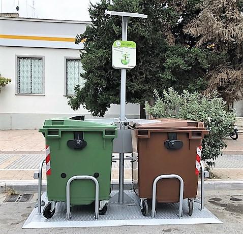 Αλεξάνδρεια: κάδοι απορριμμάτων με αυτόματο άνοιγμα καπακιού που τροφοδοτείται μέσω φωτοβολταϊκού πάνελ