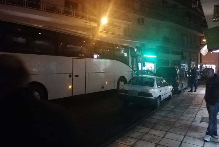 Παράνομα σταθμευμένα αυτοκίνητα δημιούργησαν κυκλοφοριακή συμφόρηση στην περιοχή των ΚΤΕΛ