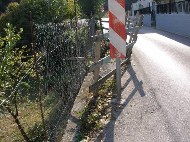 Αποκατάσταση του δρόμου στην είσοδο του Άλσους ζητούν κάτοικοι της περιοχής