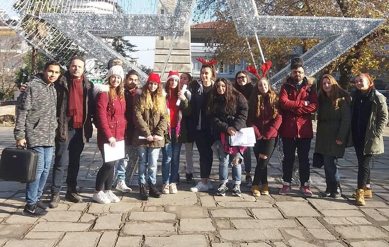 H χορωδιακή ομάδα του ΕΠΑΛ Νάουσας στο Νοσοκομείο και στον Δήμαρχο