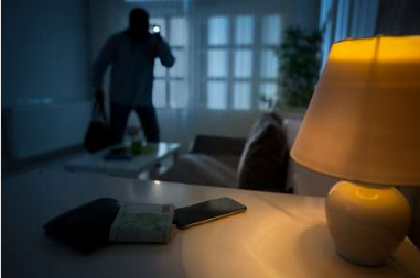 Μπούκαραν σε σπίτι ιερέα και άρπαξαν χρήματα και σταυρό