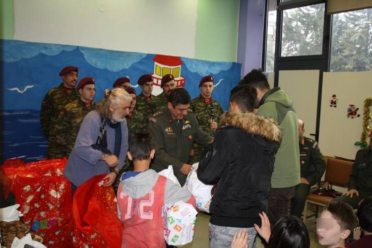Επίσκεψη προσωπικού Στρατού Ξηράς στο Ειδικό Δημοτικό Σχολείο Αλεξάνδρειας για ανταλλαγή ευχών και δώρων