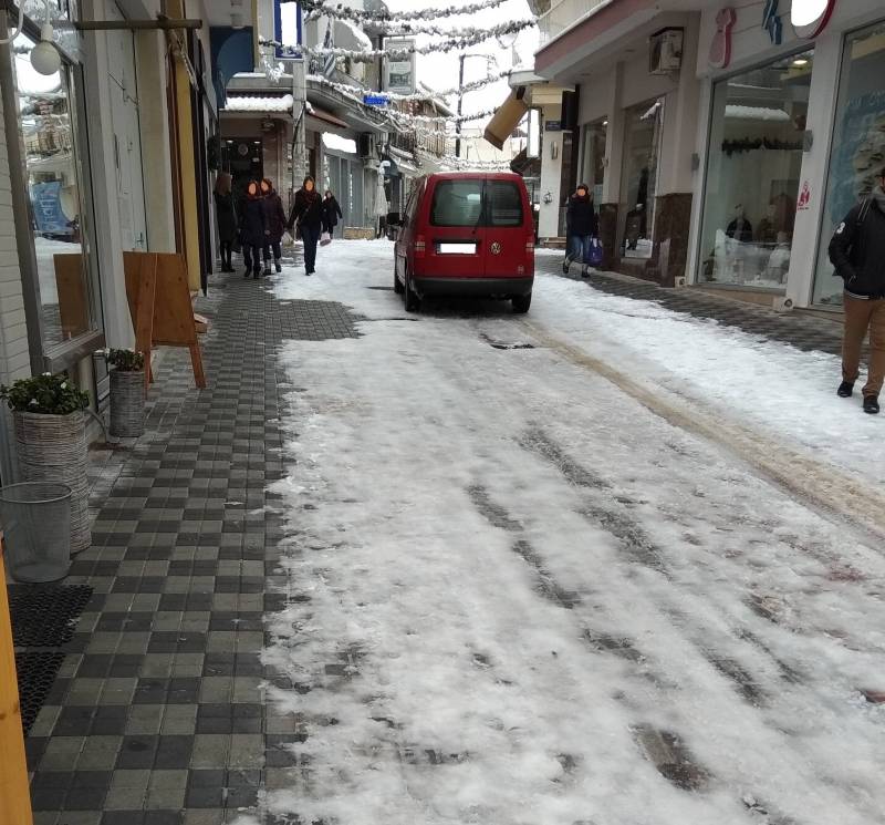 Χιόνι έξω από τα καταστήματα στην πεζοδρομημένη αγορά