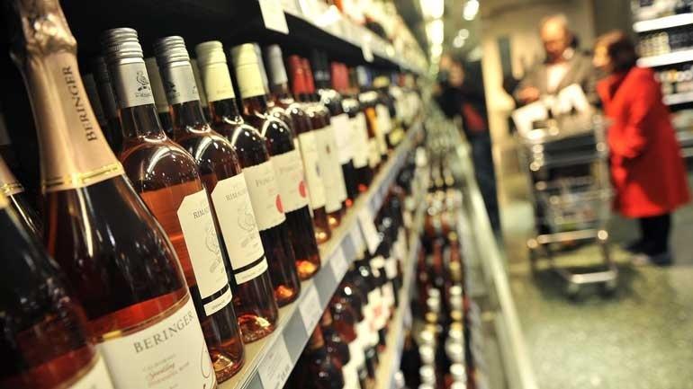 Ζευγάρι αλλοδαπών έκλεβε αλκοολούχα ποτά από σούπερ μάρκετ – Χτύπησαν και στην Αλεξάνδρεια