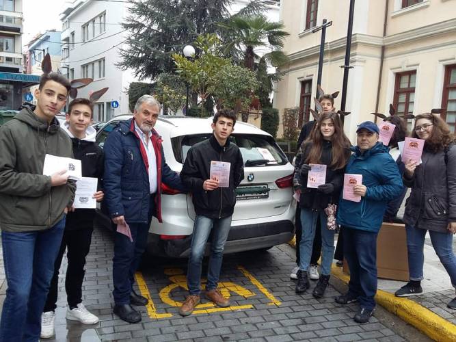 “Κλήσεις” σε παράνομα σταθμευμένα αυτοκίνητα μοίρασαν οι μαθητές του Μουσικού Σχολείου Βέροιας