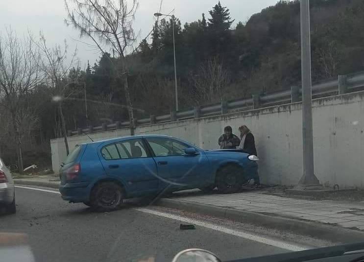 Βγήκαν από το δρόμο και προσέκρουσαν σε τοίχο
