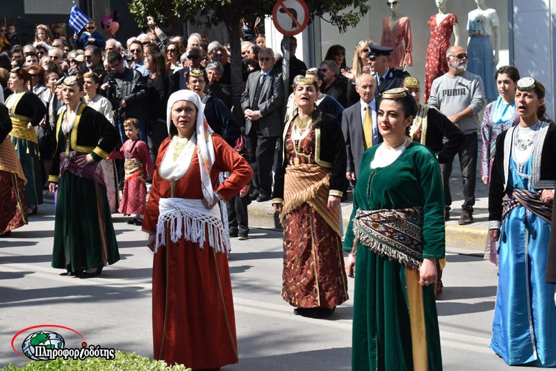 Πώς διαμαρτυρήθηκαν στην κυβέρνηση για την Συμφωνία των Πρεσπών τα ποντιακά σωματεία δήμου Βέροιας στην παρέλαση (βίντεο)