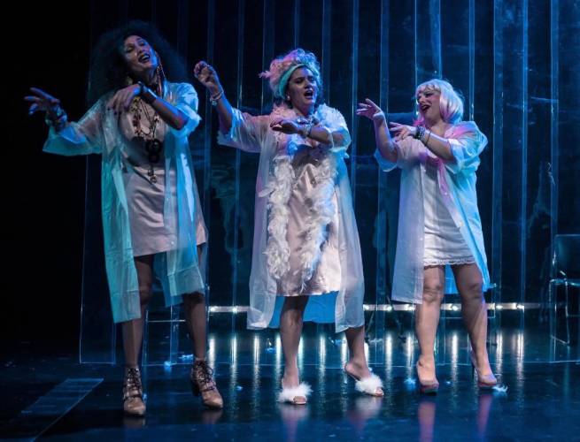 Η παράσταση «Όλο σπίτι κρεβάτι κι εκκλησία» στη Νάουσα