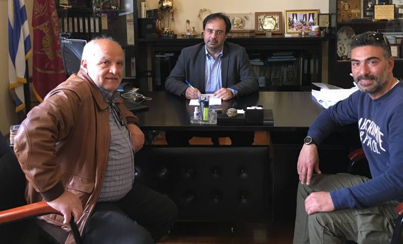 Σύμβαση για νέο χλοοτάπητα στο γήπεδο 5Χ5 του Προμηθέα υπέγραψε ο Δήμαρχος Βέροιας