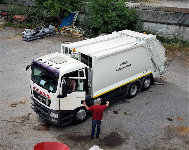 Το πρώτο από τα τέσσερα νέα απορριμματοφόρα παρέλαβε σήμερα ο Δήμος Αλεξάνδρειας