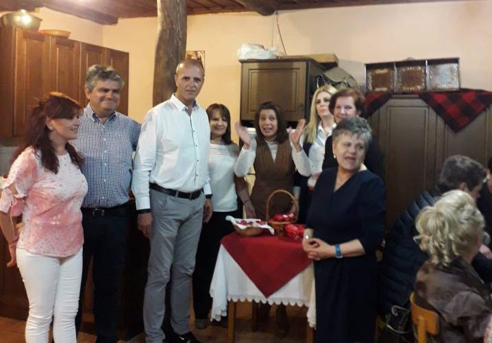 Οι γυναίκες του Συλλόγου Βλάχων Βέροιας τσούγκρισαν τα αυγά τους
