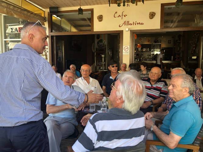 Η Νάουσα αγκαλιάζει τον Λάζαρο