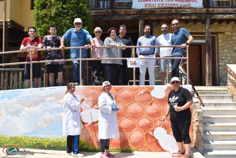 Την ράμπα του ΚΕΜΑΕΔ έβαψε ομάδα εθελοντών (φωτογραφίες)