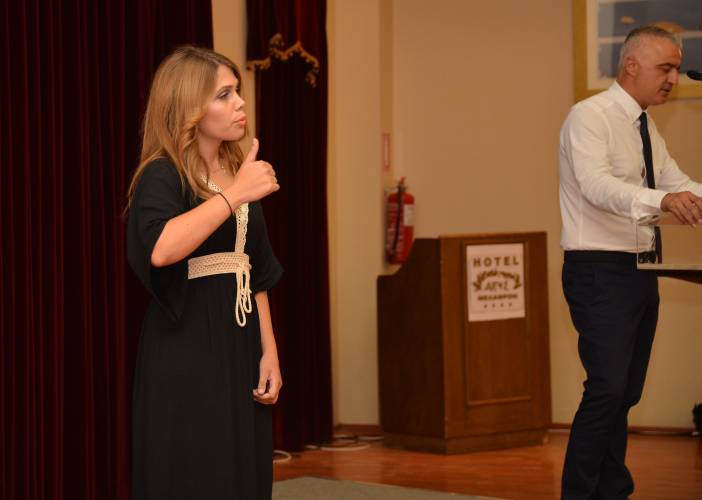 Τσαβδαρίδης: Η νοηματική γλώσσα στην πρώτη γραμμή της χθεσινής κεντρικής προεκλογικής του ομιλίας