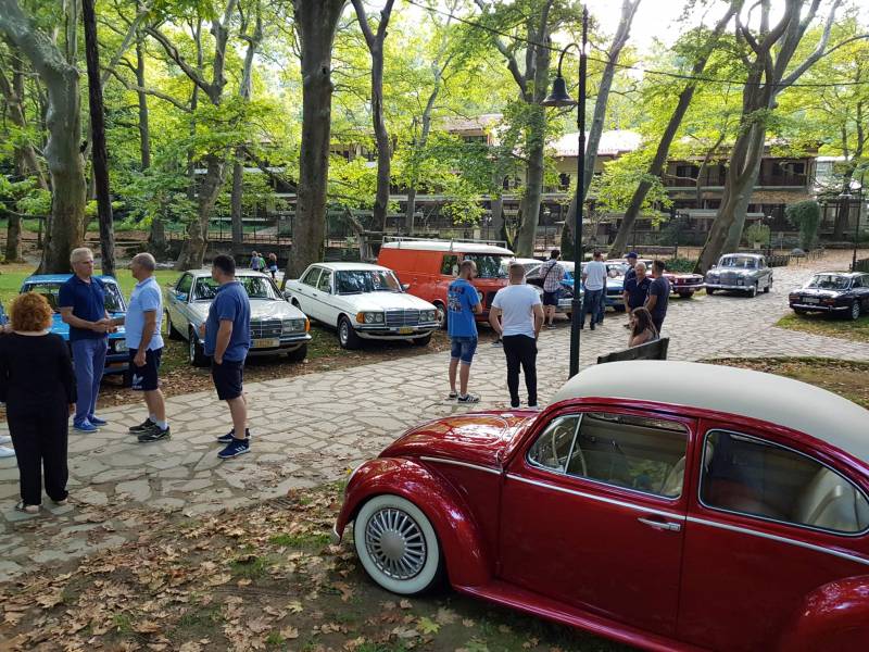 Ο Άγιος Νικόλαος γέμισε με κλασικά αυτοκίνητα (φωτογραφίες)