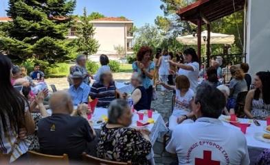 Οι εθελοντές του Ερυθρού Σταυρού σε εκδήλωση στο Γηροκομείο Νάουσας