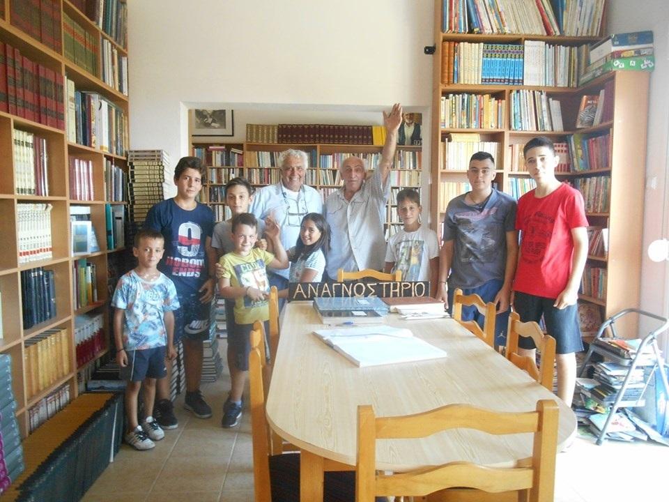 300 βιβλία χάρισε στη βιβλιοθήκη Γιαννακοχωρίου το ζεύγος Γιάννη και Μαίρη Ναζλίδη