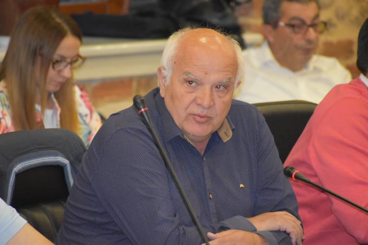Διαμάντης: “Σήκωσε απειλητικά καρέκλα κατά υπαλλήλου ο Παυλίδης”