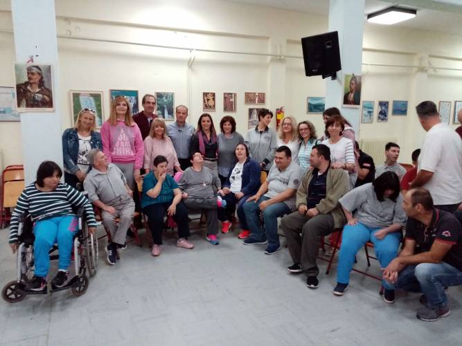 Μεγάλη ποσότητα από καπάκια δώρισαν στο ΚΔΑΠ ΜΕΑ για απόκτηση αναπηρικού αμαξιδίου