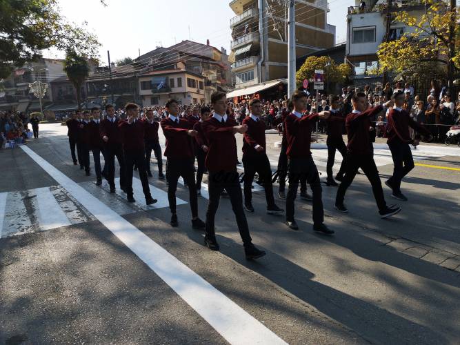 Με λαμπρότητα η επέτειος της 28ης Οκτωβρίου στη Νάουσα