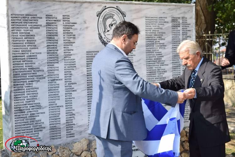 Έγιναν τα αποκαλυπτήρια του μνημείου των πεσόντων του “40 (φωτογραφίες)