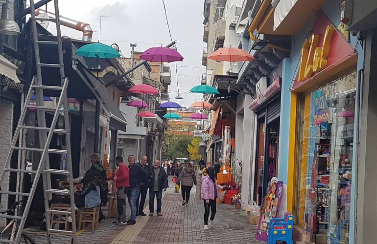 Τα γιορτινά της φοράει η αγορά της Βέροιας