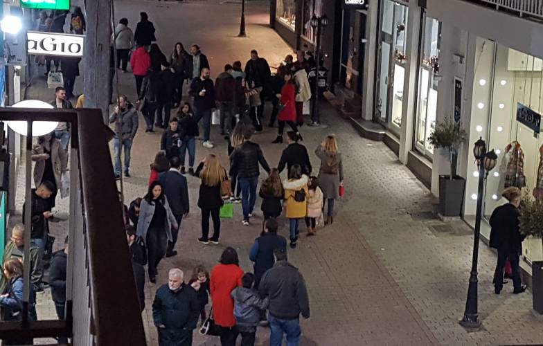 Με πολύ κόσμο η Black Friday στην Βέροια