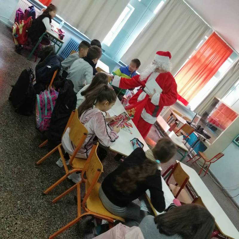 Δώρα σε όλα τα παιδιά του 10ου Δημοτικού Σχολείου Βέροιας από τον Σύλλογο Γονέων και Κηδεμόνων