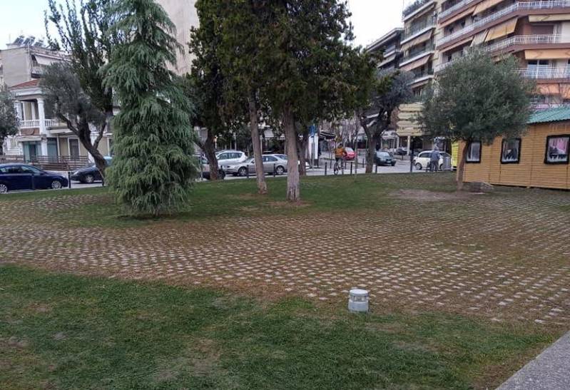 Η εικόνα μιας καθαρής πλατείας πριν και μετά μια συναυλία