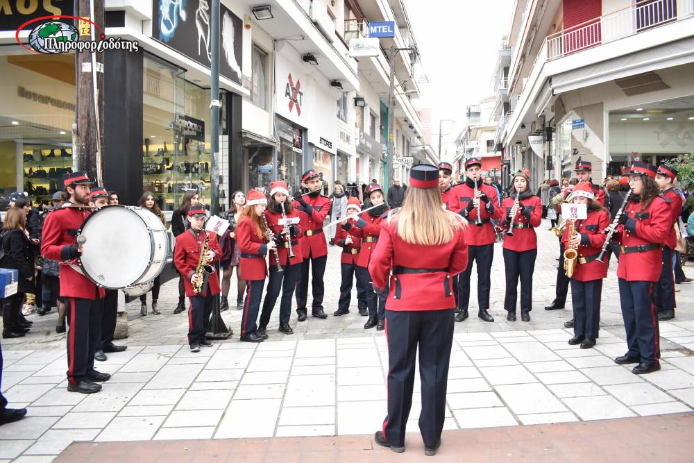 Χριστουγεννιάτικα κάλαντα έπαιξε στην αγορά της Βέροιας η Φιλαρμονική (φωτογραφίες, βίντεο)