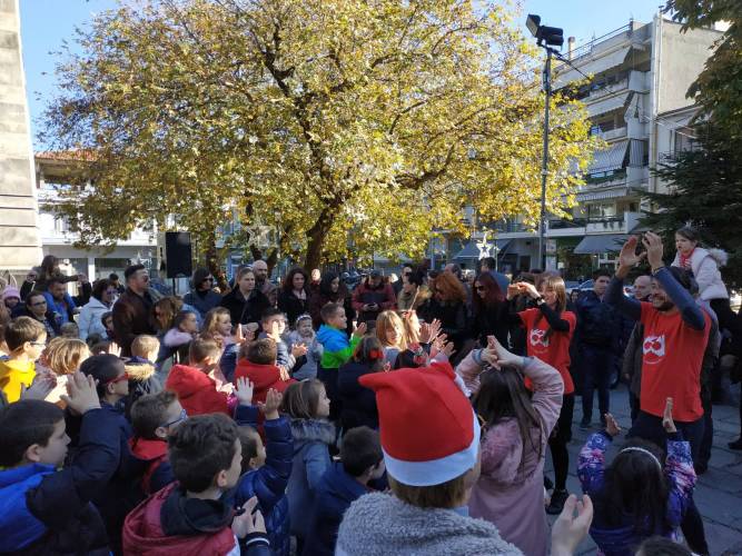 Με τη συμμετοχή μικρών και μεγάλων πραγματοποιήθηκε στη Νάουσα η δράση «στολίΖΩ την πόλη μου»