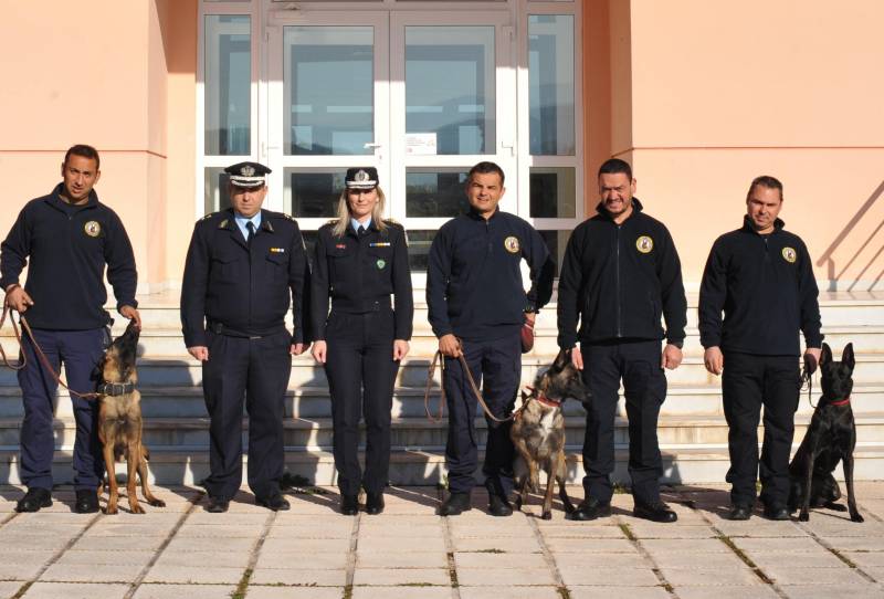 Βέροια: Πιστοποιητικά σπουδών σε τρεις αστυνομικούς από το Τμήμα Συνοδών Αστυνομικών Σκύλων