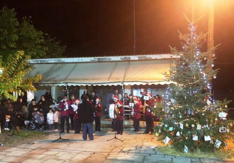 Άναψε το Χριστουγεννιάτικο δένδρο στην Βεργίνα