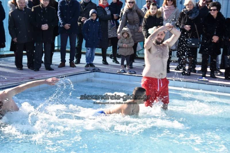 Με λαμπρότητα ο αγιασμός των υδάτων στην Αλεξάνδρεια (φωτογραφίες, βίντεο)