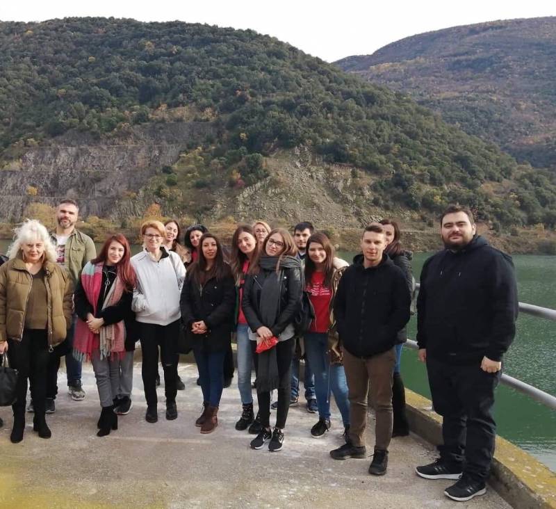 Οι σπουδαστές του τμήματος «Γραμματέας Ανώτερων & Ανώτατων Στελεχών»  του  ΙΕΚ Βέροιας ευχαριστούν