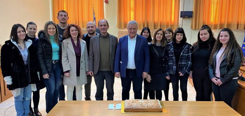 Εθελοντές καθηγητές και μαθητές του Κοινωνικού Φροντιστηρίου του Δήμου Αλεξάνδρειας έκοψαν την πίτα τους