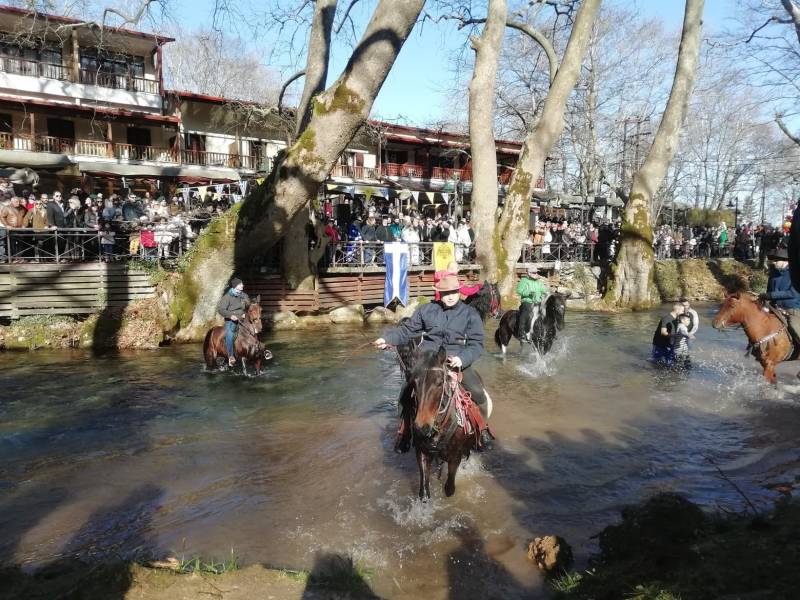 Με πολύ κόσμο ο Αγιασμός των Υδάτων στη Νάουσα (βίντεο)