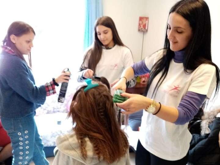 Μαθητές του ΕΠΑΛ Βέροιας κούρεψαν και χτένισαν τα παιδιά στο Σπίτι στην Βέργινα