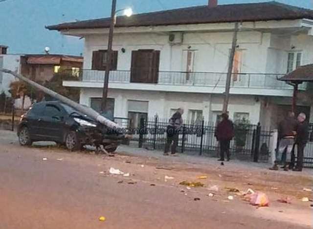 Αυτοκίνητο «καρφώθηκε» σε κολόνα φωτισμού