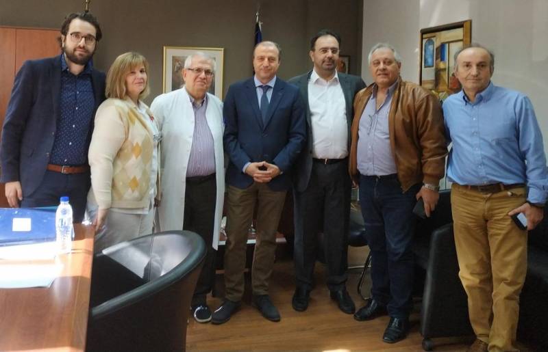 Αμαξίδιο μεταφοράς ασθενών δώρισαν στην Ορθοπεδική του Νοσοκομείου Δήμος Βέροιας και ΚΕΠΑ