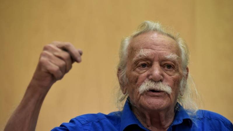 Ελάχιστος φόρος τιμής στον Μανώλη Γλέζο