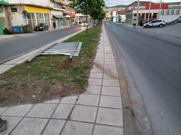 Βέροια: Αυτοκίνητο βγήκε από τον δρόμο και έπεσε πάνω σε πινακίδα