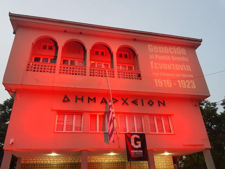 Στα ροζ το Δημαρχείο της Νάουσας